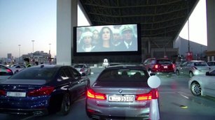 疫情下的娛樂生活 杜拜豪華汽車戲院