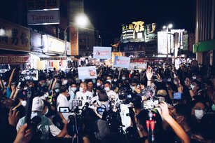 走訪嘉義市文化路夜市，整條夜市人潮擠得滿滿滿，再次見證阿中部長的超人氣。