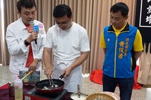 端午節當天，鎮長許志宏阿將親手製作用鹿港特產新鮮蚵仔，變成創意美食。（鹿港鎮公所提供）