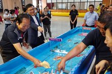 6月26日至28日三天在公會堂廣場還有逗趣的龍舟DIY、吹龍舟比賽、蜈蚣競走等。（鹿港鎮公所提供）