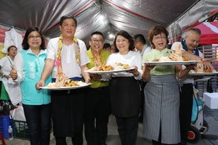 辦桌第一道美食端上桌。(嘉義市政府提供)