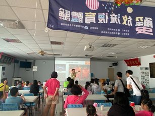 生態專家講解公蟹母蟹怎麼分，小朋友洗耳恭聽、聚精會神的看。(圖／澎湖縣政府農漁局提供)