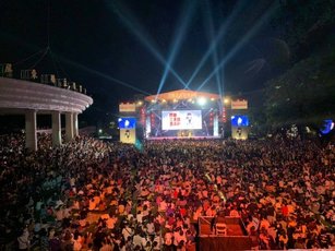 屏東三大日音樂節最終場人潮爆滿，觀眾發揮公民素養，離場自動自發帶走垃圾。(圖／屏東縣政府提供）