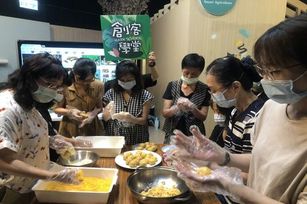 高雄「創客學堂」 農村的友善環境料理(高雄市農業局提供)