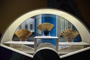 雙面立扇展櫃可欣賞展件的正反樣貌(故宮南院提供)