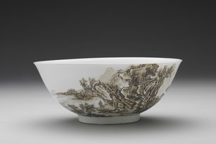 清 雍正 琺瑯彩赭墨山水碗(故宮南院提供)