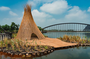 建築師甘銘源以《忘筌‧捨筏》為題打造竹編裝置藝術，漂浮在南院水域。(故宮南院提供)