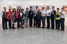 「彩燈人間-蔡岳霖水彩創作展」，7日在協志工商展出，與會貴賓一起合影。(協志工商提供)