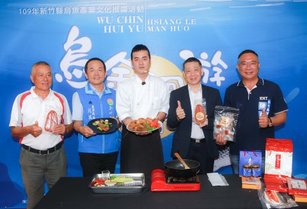 行政院農委會漁業署主任秘書繆自昌(右二)、農業處處長范萬釗(左二)、及多位議員也拿起烏魚子、烏魚料理等產品，行銷烏魚和九降風烏魚子的美味。(圖／新竹縣政府提供)