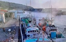 屏東琉球新漁港內「豐○財號」漁船失火(海巡署南部分署 提供)