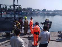 高雄市林園區中芸漁港內「福○9號」漁船失火，火勢於上午11時許完成撲滅(海巡署南部分署 提供)