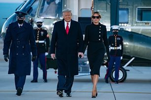 2021年1月20日，離任美國總統唐納德·川普和第一夫人梅拉尼婭·川普準備前往位於佛羅里達州棕櫚灘的海湖莊園。（ALEX EDELMAN/AFP via Getty Images）