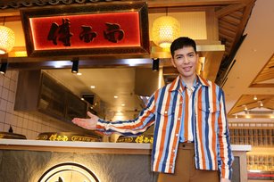 老蕭本人蒞臨成都傅麵麵首店開幕。(喜鵲娛樂提供)