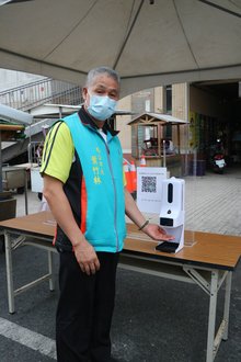 馬公市長葉竹林，在北辰市場入口處示範酒精乾洗手。（圖／馬公市政府提供）