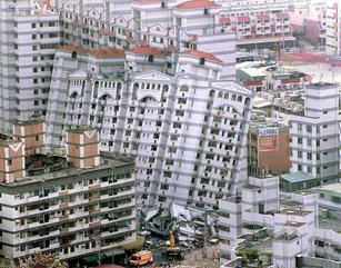 1999年9月21日，台灣發生百年來最強烈地震，台中的一棟住宅樓搖搖欲墜。（JOHNSON LIU/Getty Images）