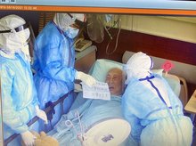 張爺爺住院期間醫護團隊打氣。(畫面來源：雙和醫院提供)