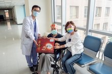 馮博皓主任代表院長致贈養生禮盒。(畫面來源：雙和醫院提供)