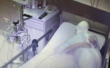 護理師給予溫暖擁抱。(畫面來源：雙和醫院提供)