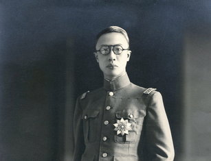 清朝第十二位皇帝愛新覺羅．溥儀（1906年～1967年）曾經三次登基為皇帝，穿梭於各種政權之間，其命運多舛的人生可謂傳奇。（公有領域／維基百科）