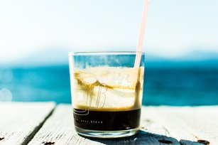 炎炎夏日，來一杯沁涼的咖啡，一口喝下，咖啡香氣從嘴角滲漫至鼻腔，瞬間醒腦於當下。（pixabay）