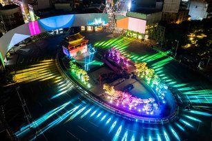 古蹟東門城環形劇場 「光之島」 首映萬人同觀賞(新竹市政府提供)