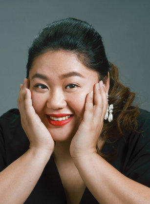 第43屆金穗獎頒獎典禮將於18日舉行，首度接下金穗獎主持棒的蔡嘉茵，日前剛以「客家尋味劇場－女孩上場」入圍金鐘獎女主角，演技實力備受肯定。（圖／金馬執委會提供）