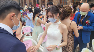 基隆市府配合「大基隆歷史場景再現整合計畫」，將漁會正濱大樓修復再利用，重塑懷舊風格，同時加入鄰近正濱漁港彩色屋等元素，供新人拍攝婚紗，共50對新人29日下午在海港邊的歷史建築參與聯合婚禮，攜手迎向幸福。（圖／中央社）