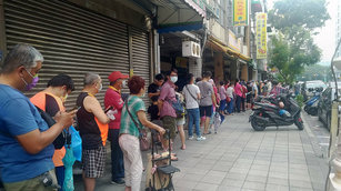 大排長龍搶商圈夜市券，市府將再加碼發放。高雄市政府8日起推出持200元振興五倍券換400元商圈夜市券活動，11日三鳳中街商圈兌換點大排長龍。（圖／中央社）