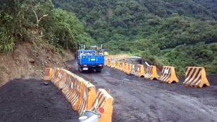 颱風圓規外圍環流為台東帶來連日豪雨，連接台東、 花蓮的玉長公路東端路基下陷，道路封閉，14日晚間便道搶修完成，15日確認安全無虞後開放通行。 （圖／台東縣警察局提供）