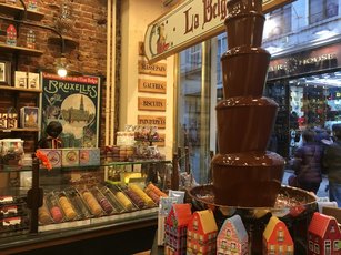比利時首都布魯塞爾觀光區布滿巧克力專賣店，圖為2018年11月一家商店門口放巧克力噴泉吸引顧客注意。（圖／中央社）