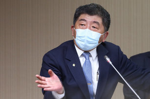  指揮中心指揮官陳時中昨天(21日)表示，預計11月上旬，第13輪疫苗將開放全年齡接種阿斯特捷利康（AZ）疫苗者，第2劑可混打mRNA疫苗，目前規劃混打疫苗為輝瑞BNT（Pfizer-BioNTech）疫苗。（圖／中央社）