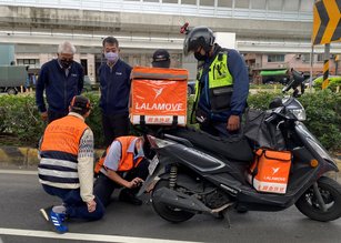 外送平台交通事故頻傳，公路總局2日會同警察機關執行首次全國性的「執行擴大機車路檢專案作業」。（圖／公路總局提供）