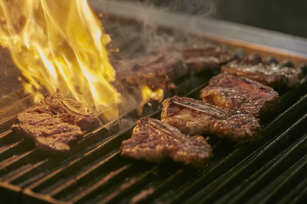 炭烤恰克台區。(饗賓餐旅提供)