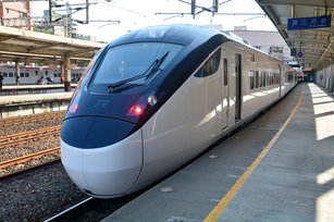 台鐵3日在新北市樹林火車站公布新自強號EMU3000 型城際列車，並宣布29日將先投入東部幹線營運。（圖／中央社）