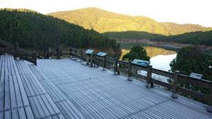 太平山國家森林遊樂區4日凌晨一度降到攝氏0度，雖水氣不足未降雪，但園區的翠峰湖環山步道觀景平台，地面結上一層白霜。（圖／林務局羅東林管處提供）