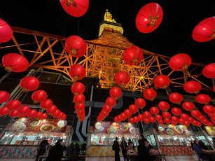 東京鐵塔台灣祭（美食活動）3日登場，舉辦到明年1月16日，吸引不少日本人和台灣僑胞前來享受台灣氣氛。（圖／中央社）