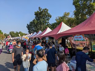 高雄市政府推出「高雄開就賺」振興活動，商圈夜市總會推估帶動商家攤商平均業績2至3成，不少攤商盼市府能三度加碼。示意圖。（圖／新唐人資料影像）