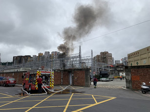 台北市文山區萬隆一次變電所12日傳出爆炸聲，飄出黑煙，造成下游二次變電所跟著跳電，導致部分地區停電；目前持續搶修，正陸續復電中。（圖／中央社）