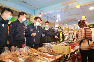 台南市政府獲中央經費補助，完成全市18處公有零售市場整修改善，市長黃偉哲（左3）20日到西港市場視察改善後狀況。（圖／台南市政府提供）