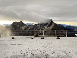 氣象局說，玉山上午6時25分開始降雪，下了2分鐘，6時37分雪停，上午7時11分又再降雪，下了4分鐘，7時15分雪停，8時22分又再降雪，目前持續中。（圖／氣象局提供）