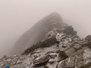 大陸冷氣團南下，低溫配合水氣，玉山25日降雪，玉山國家公園管理處提醒山友，注意步道路面溼滑及保暖，做好自身風險評估，不要勉強攀登，以確保自身安全。（圖／玉管處提供）