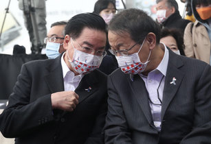 日本台灣交流協會舉辦「日台之心聖誕音樂會市集」，25日在台北101水舞廣場展開，日本駐台代表泉裕泰（前右）、外交部長吳釗燮（前左）出席，兩人席間交換意見。（圖／中央社）