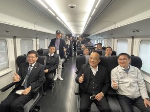 台鐵EMU3000新城際列車26日啟航，行政院長蘇貞昌（右2）、交通部長王國材（左1）及台鐵局長杜微（左後1）、台東縣長饒慶鈴、立委劉櫂豪（右1）、日台交流協會首席副代表星野光明（右後1）等人參加台鐵EMU3000新城際列車首航典禮。（圖／台鐵提供）