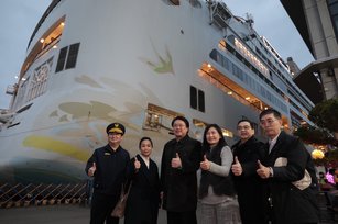 停航7個多月的探索夢號郵輪今晚9時從基隆港復航，約有200名旅客將在太平洋上，迎接2022年第1道曙光。基隆市長林右昌（左3）關切探索夢號郵輪防疫工作執行情形，傍晚前往基隆港務分公司東岸旅客中心視察。（圖／基隆市政府提供）