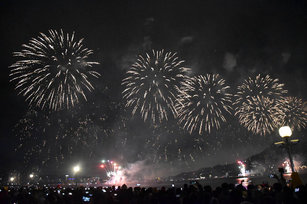 「光耀新北－1314就愛你」跨河煙火秀31日晚間在淡水漁人碼頭登場，市府統計，現場湧入超過6萬人欣賞精彩煙火。（圖／中央社）