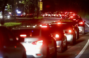 公路總局預估，今天前往參與元旦活動及旅遊車潮將湧現，部分銜接國道、地區性主要幹道及旅遊觀光景點路段預估將有車多或壅塞情形。示意圖。（圖／中央社）