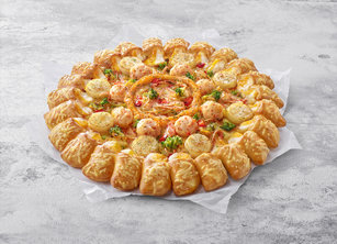 必勝客「一圓好運龍蝦干貝比薩」限時限量販售中，大比薩850元，搭配「三重起司龍捲風餅皮」須加價120元。 (必勝客提供)