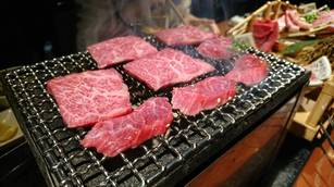 日本東京都一間燒肉店8日晚間發生人質挾持事件，28歲犯嫌在與警對峙3小時後，遭攻堅警方逮捕，犯嫌事後供稱想藉此結束人生，選擇燒肉店是因為想在被捕前吃頓燒肉。示意圖。（圖／新唐人資料影像）