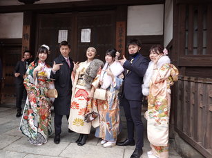日本各地10日為今年滿20歲的新成人舉行成年儀式。許多人盛裝出席，洋溢青春氣息。圖為新成人在東京都台東區立淺草公會堂前合影。（圖／中央社）