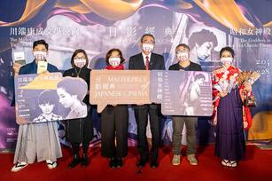 日影經典影展由日本交流協會所長加藤英次(中)，高市府文化局副局長簡美玲(左)，電影館代理館長楊孟穎(左二)，策展人黃晧傑(右二)共同拉開序幕。（圖／高市電影館）